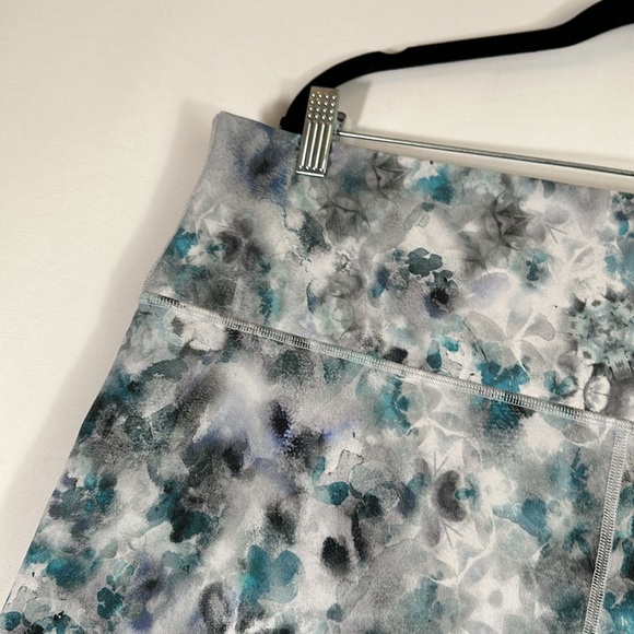 Lululemon Blue & White Kaleidofloral Multi Align Shorts 8” - Picture 2 of 7